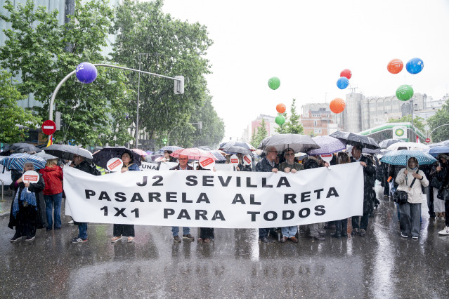 Varias personas durante una manifestación, a 8 de mayo de 2026, en Madrid (España). La plataforma PASARELA AL RETA y MOVIMIENTO #J2 ha convocado a abogados, procuradores, arquitectos, ingenieros y otros profesionales mutualistas de toda España a una manif