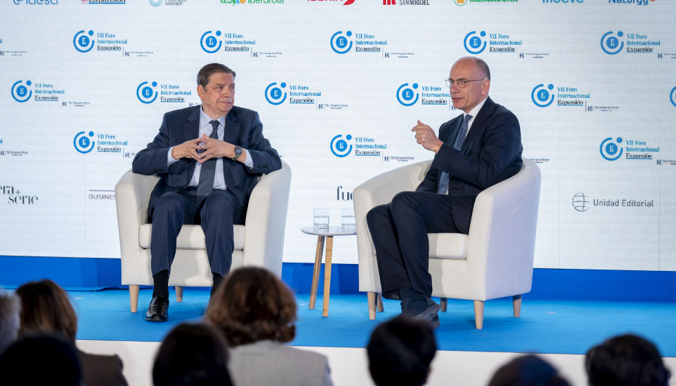 El Ministro de Agricultura, Pesca y Alimentación, Luis Planas, y el x primer ministro de Italia y decano de IE School of Politics, Economics, and Global Affairs de la IE University, Enrico Letta, dur