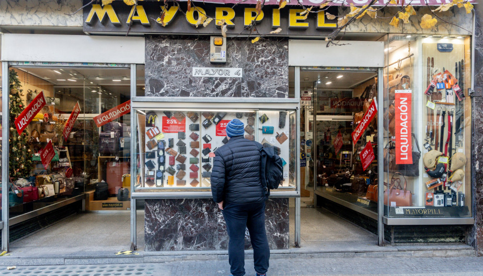 Archivo - Varias personas realizan compras.