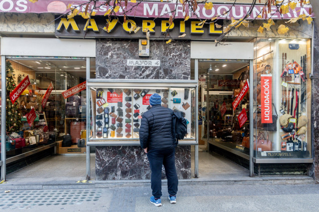 Archivo - Varias personas realizan compras.