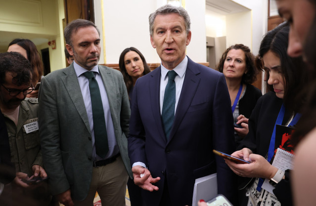 El presidente del Partido Popular, Alberto Núñez Feijóo, a su salida de una sesión de control al Gobierno, en el Congreso de los Diputados, a 20 de mayo de 2026, en Madrid (España).