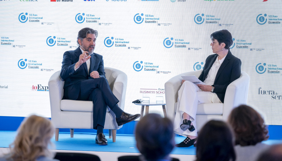 La periodista de Expansión Mayte A. Ayuso, entrevistando a al consejero delegado de Santander España, Ignacio Juliá, durante la segunda jornada del VII Foro Internacional Expansión, en el Parador 