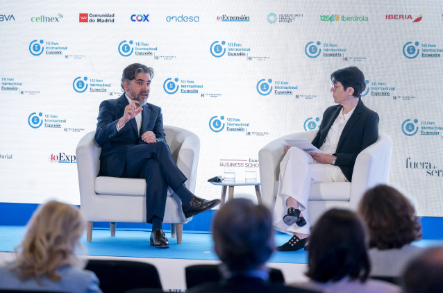 La periodista de Expansión Mayte A. Ayuso, entrevistando a al consejero delegado de Santander España, Ignacio Juliá, durante la segunda jornada del VII Foro Internacional Expansión, en el Parador de Alcalá de Henares, a 20 de mayo de 2025, en Alcalá de He