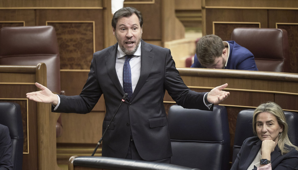 El ministro de Transportes, Óscar Puente, durante una sesión plenaria en el Congreso, a 22 de abril de 2026, en Madrid (España).