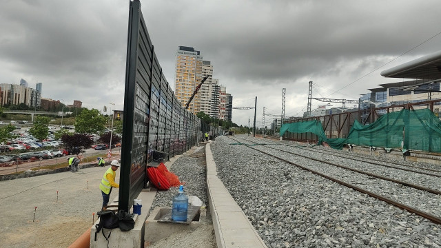 Avanzan los trabajos de conexión de la AV al aeropuerto de Barajas Transportes concluye las obras de plataforma del nuevo acceso de alta velocidad al aeropuerto Madrid-Barajas.