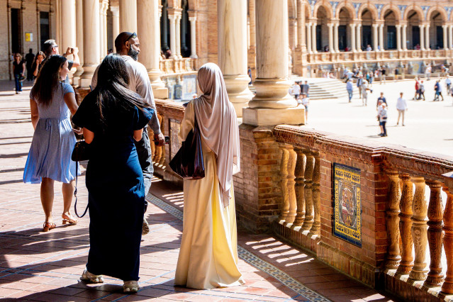 Archivo - Los turistas contemplan la Plaza de España de Sevilla en una jornada primaveral. A 17 de abril de 2026 en Sevilla (Andalucía. España).
