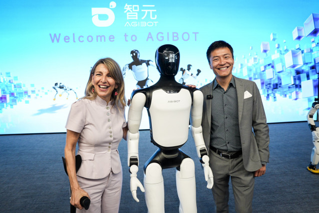 La vicepresidenta segunda y ministra de Trabajo, Yolanda Díaz, durante su visita en China a la empresa de robótica AgiBot