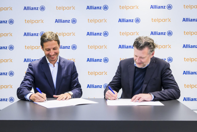 Archivo - Firma de colaboración entre Allianz y Telpark.