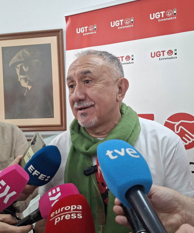 El secretario general de UGT, Pepe Álvarez, en declaraciones a los medios en Mérida con motivo de unas jornadas formativas sobre Seguridad Social y Jubilación