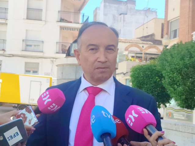 El Consejero De Cultura, Turismo Y Deportes, Laureano León, Comparece Ante Los Medios En El Patio De La Asamblea De Extremadura.
