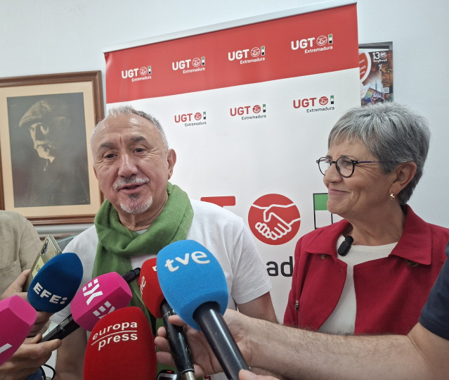 El secretario general de UGT, Pepe Álvarez, y la secretaria general del sindicato en Extremadura, Patrocinio Álvarez, en declaraciones a los medios en Mérida con motivo de unas jornadas formativas sobre Seguridad Social y Jubilación