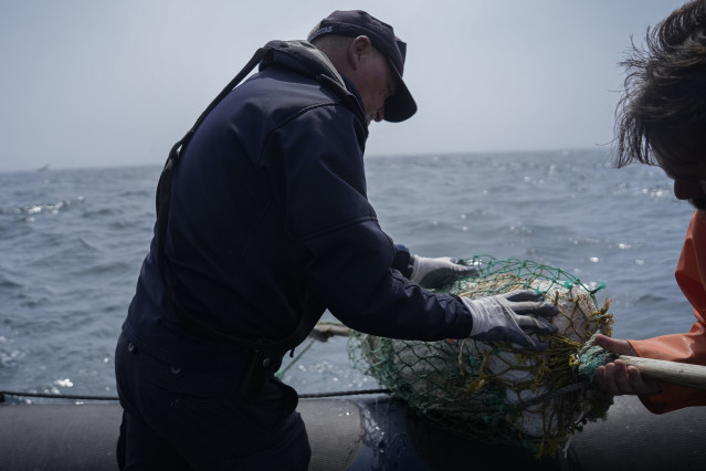 Archivo - El inspector del buque Mar de Galicia, Julio, durante un servicio de los Guardacostas de Galicia, a 8 de agosto de 2025, en Pontevedra, Galicia (España).