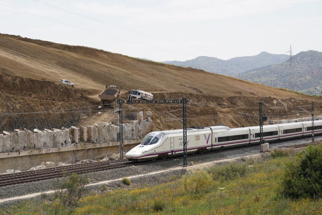 Imagen de un tren AVE a su paso por el punto donde tuvo lugar el desprendimiento de un talud que ha tenido suspendida la conexión directa Málaga-Madrid durante tres meses. A 30 de abril de 2026 en Málaga (Andalucía, España).