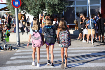 Archivo - Varias niñas el primer día de inicio del curso escolar, en la Escuela Aula Balear, a 11 de septiembre de 2024, en Palma de Mallorca, Mallorca, Baleares (España).