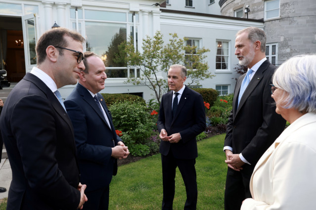 El Rey Felipe VI (2d) conversa con el primer ministro de Canadá, Mark Carney (c) y el vicepresidente primero del Gobierno y ministro de Economía, Comercio y Empresa, Carlos Cuerpo (1i) , a 20 de mayo de 2026, en Ottawa (Canadá).