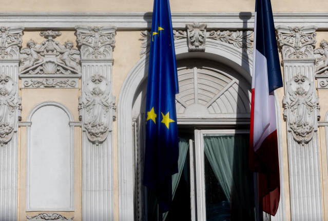 Archivo - Las banderas de la Unión Europea y de Francia