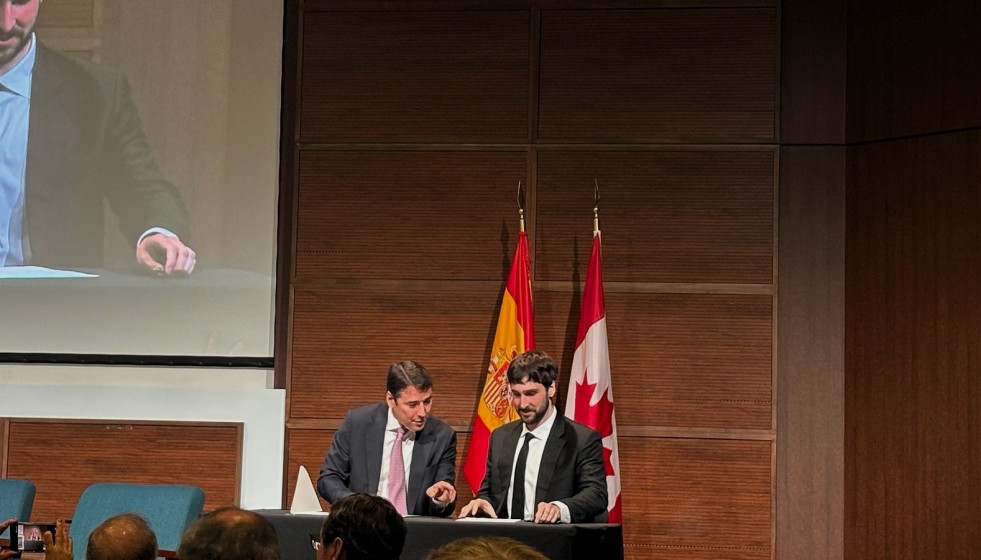El director ejecutivo de Indra en Norteamérica, Jacinto Monge, y el cofundador y consejero delegado de Cohere, Aidan Gomez.