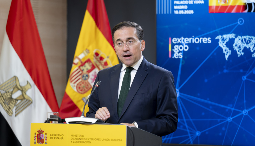El ministro de Asuntos Exteriores, Unión Europea y Cooperación, José Manuel Albares, comparece junto al ministro de Asuntos Exteriores, Cooperación Internacional y Egipcios en el Extranjero, Badr 