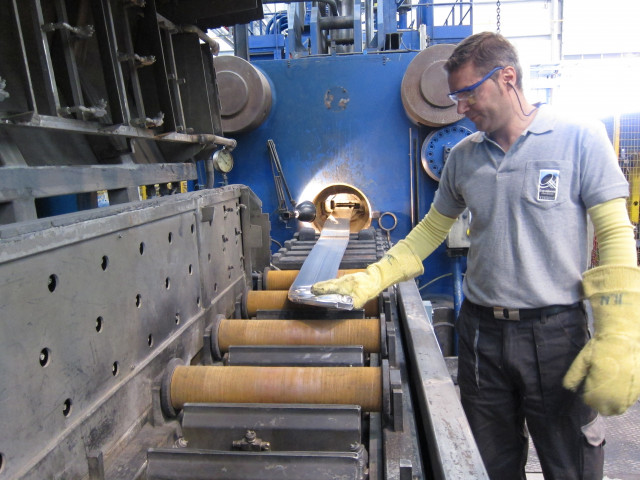 Archivo - Operario en una fábrica industrial