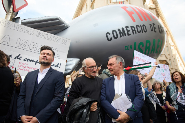 Archivo - El portavoz de ERC en el Congreso, Gabriel Rufián (i), y el diputado de Sumar Enrique Santiago (d), durante una concentración propalestina en una imagen de archivo