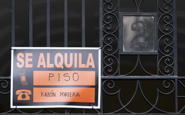 Archivo - Un cartel anunciando el alquiler de un piso