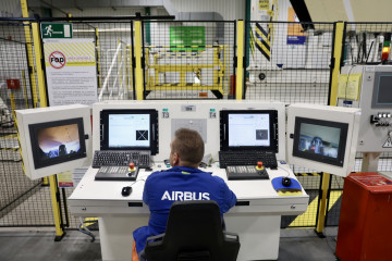 Archivo - Operarios trabajando en la nueva línea de producción del A350 de la Planta de Airbus en El Puerto de Santa María (Cádiz) 12 de noviembre de 2025, en El Puerto de Santa María, Cádiz (An