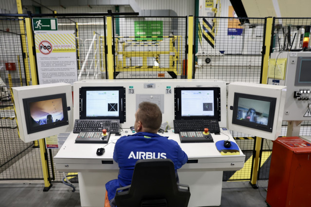Archivo - Operarios trabajando en la nueva línea de producción del A350 de la Planta de Airbus en El Puerto de Santa María (Cádiz) 12 de noviembre de 2025, en El Puerto de Santa María, Cádiz (Andalucía, España).