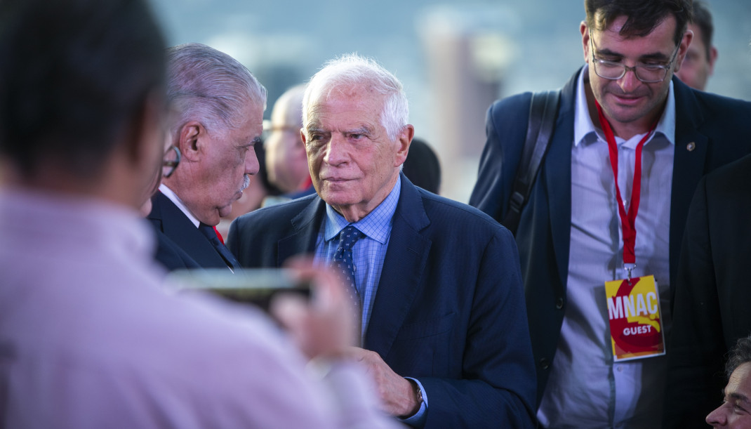 Archivo - El ex alto Representante para Asuntos Exteriores de la Unión Europea y exministro socialista Josep Borrell (c) durante la celebración de la cena de la Global Progressive Mobilisation (GPM)