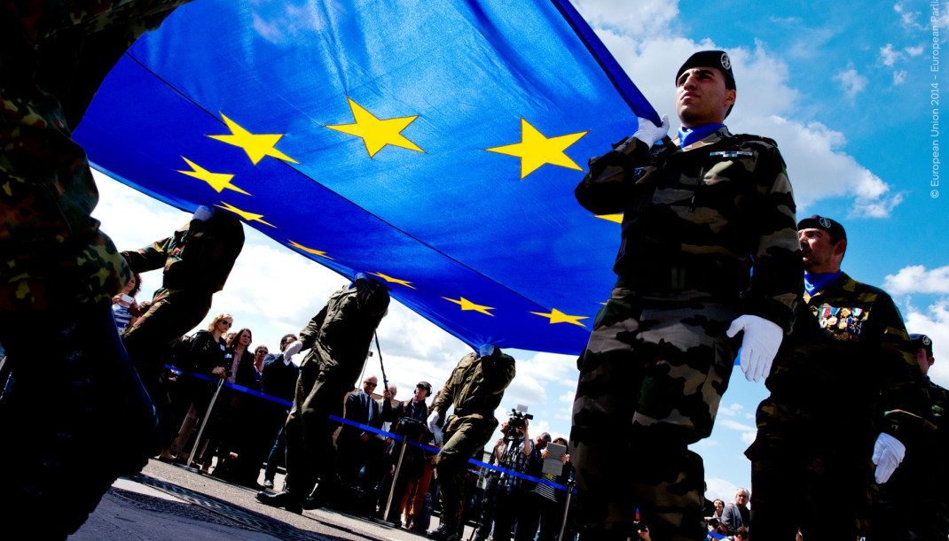 Archivo - Militares con una bandera de la Unión Europea