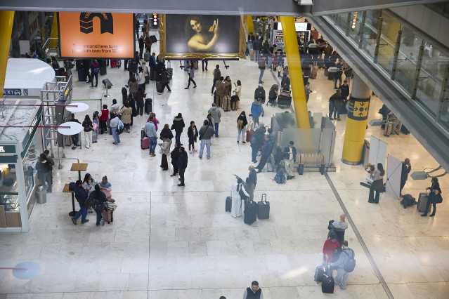 Archivo - Viajeros en la Terminal T4 del Aeropuerto Adolfo Suárez Madrid-Barajas, a 30 de marzo de 2026, en Madrid (España).