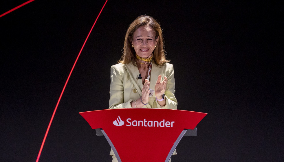La presidenta de Banco Santander, Ana Botín, durante la clausura de su programa solidario “Euros de tu Nómina”, a 12 de mayo de 2026, en Madrid (España). El acto está marcado por la conmemorac