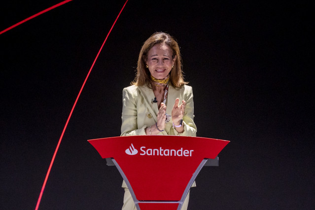 La presidenta de Banco Santander, Ana Botín, durante la clausura de su programa solidario “Euros de tu Nómina”, a 12 de mayo de 2026, en Madrid (España). El acto está marcado por la conmemoración del 20 aniversario de esta iniciativa.