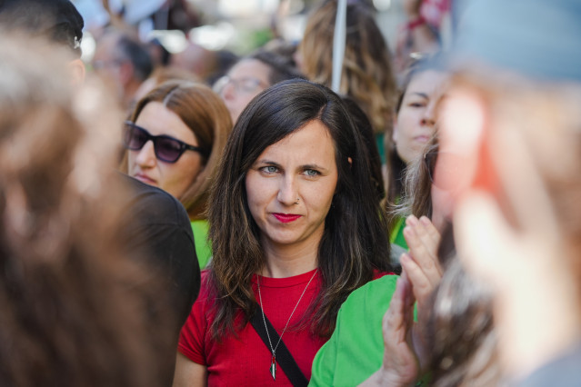 La secretaria general de Podemos, Ione Belarra, durante la concentración de docentes, frente a Les Corts Valencianes, a 21 de mayo de 2026, en Valencia,