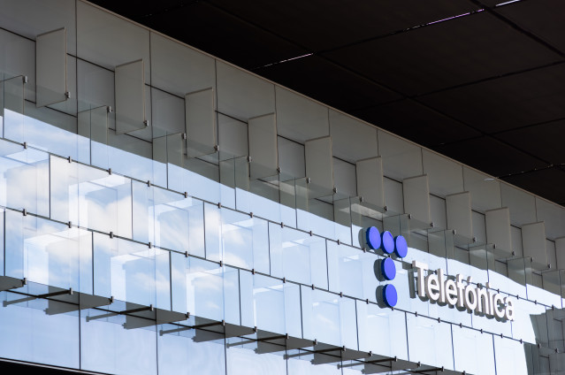 Archivo - Fachada de la sede de Telefónica