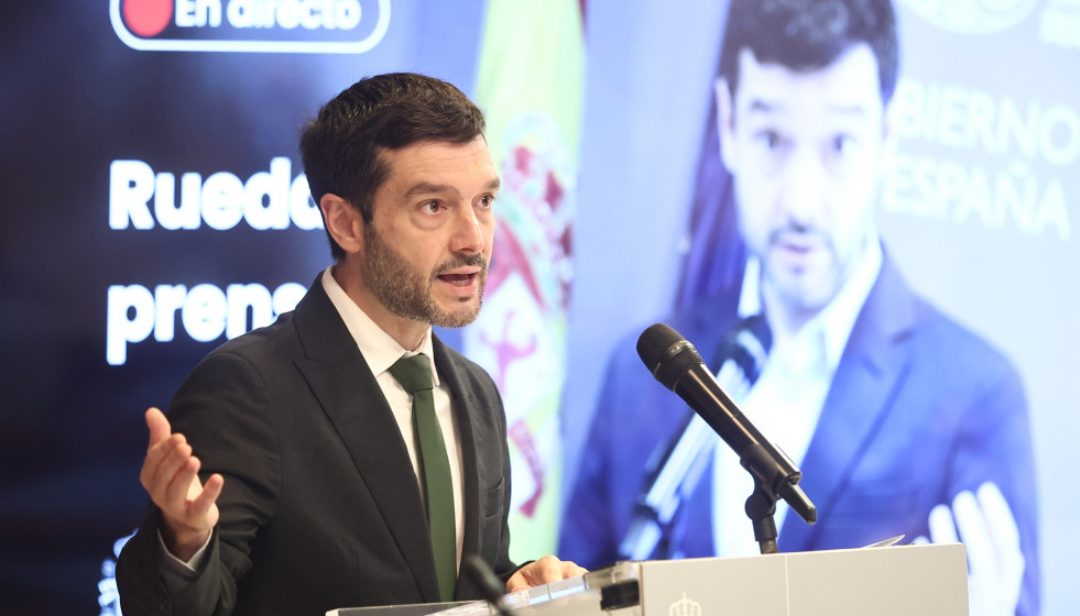 Archivo - El ministro de Derechos Sociales, Consumo y Agenda 2030, Pablo Bustinduy, comparece ante los medios, en la sede del Ministerio, a 8 de abril de 2026, en Madrid (España), tras la multa a Alq