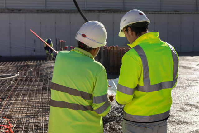 Profesionales del sector de la construcción en obra.