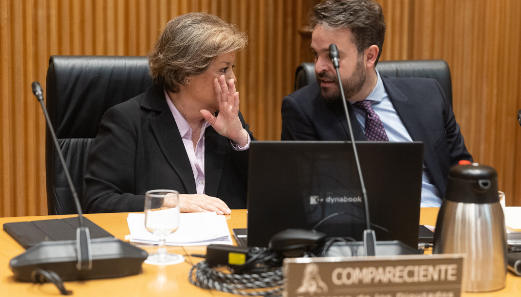 Archivo - La presidenta del Tribunal de Cuentas, Enriqueta Chicano, con el presidente de la Comisión Mixta, el diputado socialista Juan Francisco Serrano