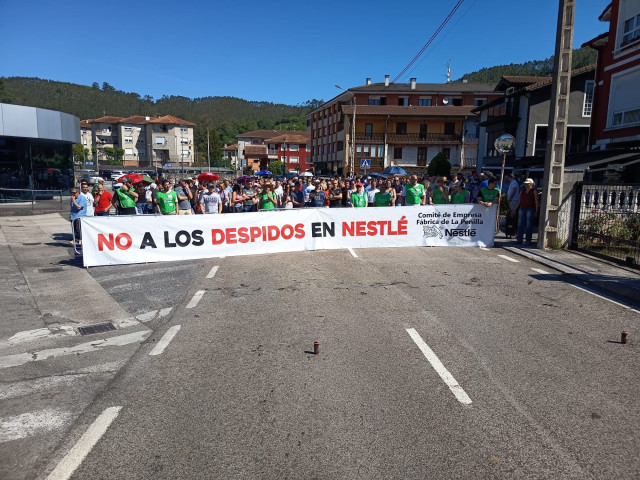 Nuevo paro horario total en la fábrica de Nestlé en La Penilla a semana y media de la huelga indefinida contra el ERE
