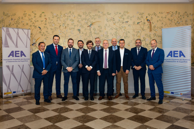 La patronal del aluminio se reúne con el ministro de Industria para abordar los desafíos del sector.