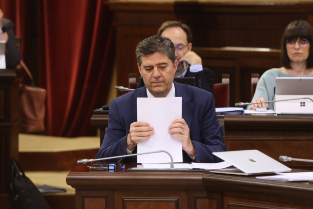 Archivo - El conseller de Turismo, Jaume Bauzà, durante una sesión de control al Govern balear, a 20 de mayo de 2025, en Palma de Mallorca, Mallorca, Baleares (España).