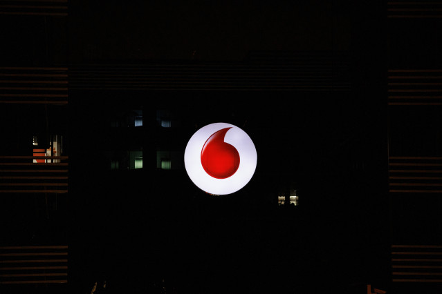 Archivo - Logo de la empresa de Vodafone encendido, en Madrid (España)