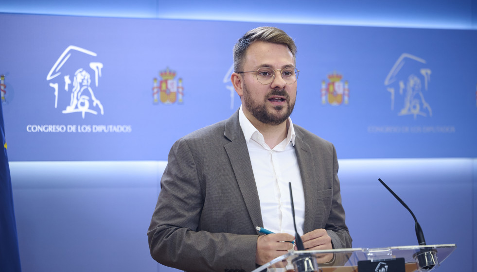 El diputado del Grupo Parlamentario Plurinacional SUMAR, Alberto Ibáñez Mezquita, durante una rueda de prensa, en el Congreso de los Diputados, a 12 de mayo de 2026, en Madrid (España).