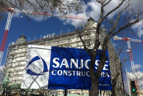 Cartel de Grupo San José en una de sus obras.