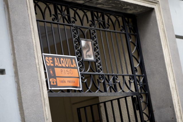 Archivo - Un cartel de ‘SE ALQUILA’.