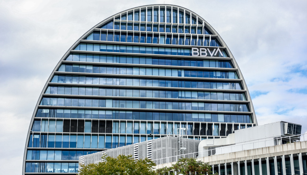 Archivo - Fachada del edificio ‘La Vela’, en la ciudad del BBVA en Madrid (España).