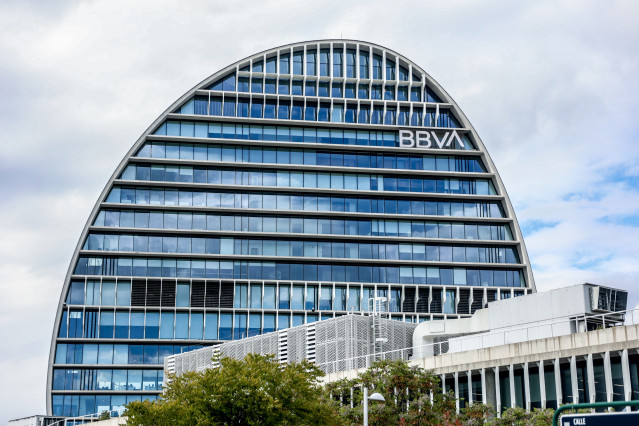 Archivo - Fachada del edificio ‘La Vela’, en la ciudad del BBVA en Madrid (España).