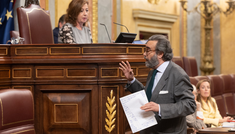 Archivo - El diputado del Vox José María Sánchez García, hablando con Francina Armengol en un Pleno