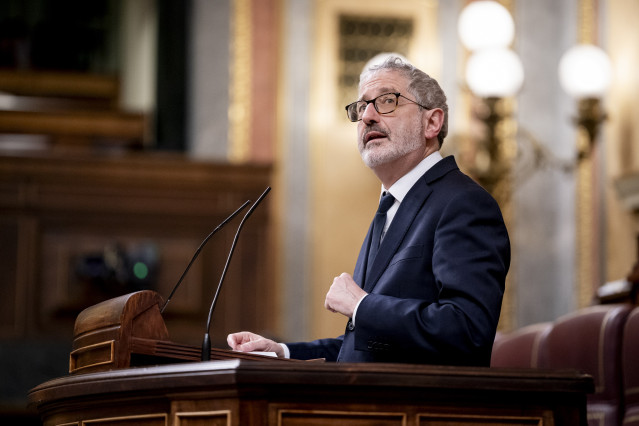 Archivo - El diputado de Sumar Carlos Martín Urriza interviene durante una sesión plenaria, en el Congreso de los Diputados, a 10 de febrero de 2026, en Madrid (España).