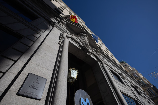 Archivo - Fachada del edificio de Telefónica en la Gran Vía, a 28 de noviembre de 2025, en Madrid (España).