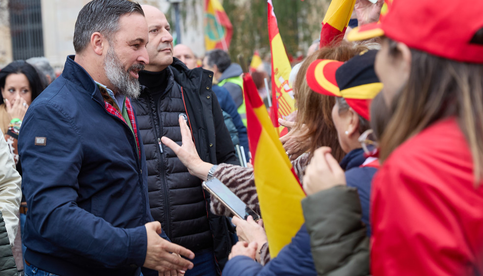 Archivo - El líder de VOX, Santiago Abascal, saluda a los asistentes a una manifestación a 29 de octubre de 2023, en Madrid (España).